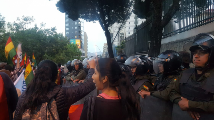 Las manifestaciones frente al edificio del TSE en La Paz. Foto: ANF.