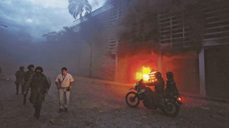 Momento en que se incendia el edificio del Sereci. Foto: El Deber