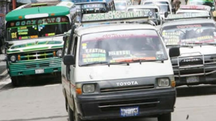 Algunos vehículos del transporte urbano en La Paz.  Foto: Internet