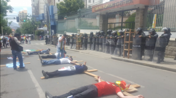 Protestas pacíficas contra decisión del TSE para habilitar a cuarto mandato a Evo-Álvaro. Foto: ANF