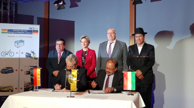 Firma del acuerdo para la constitución de la empresa mixta entre YLB y ACI Systems. Foto: MIn. Energía