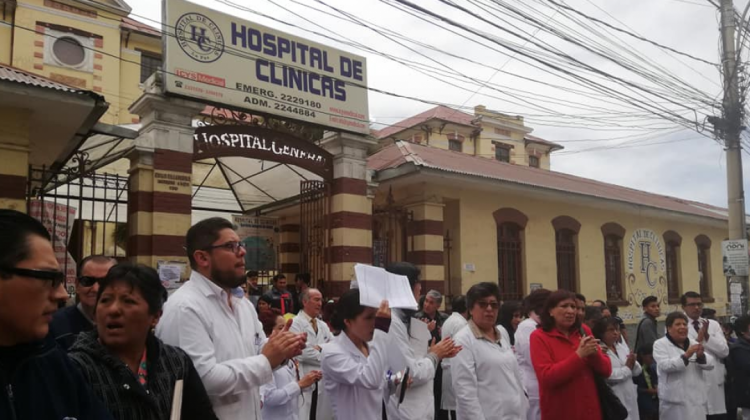 Los profesionales protestaron por los despidos en la avenida Saavedra, Miraflores. Foto: Sirmes La Paz