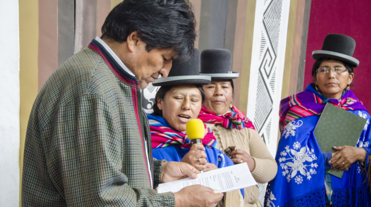 Las Mujeres Unidas entregan resolución a Evo Morales. Foto: Abi