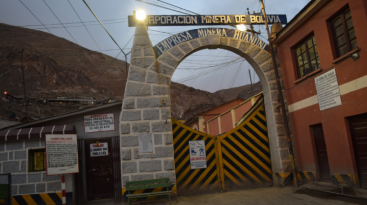 Puerta principal de la Empresa Minera Huanuni. Foto: ANF