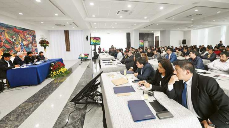 Presidente Evo Morales preside un gabinete. Foto: ABI