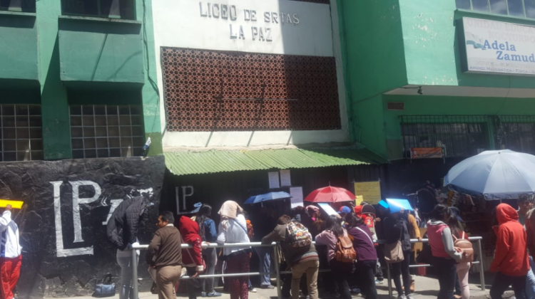 Padres de familia hacen fila en el Liceo La Paz. Foto: ANF