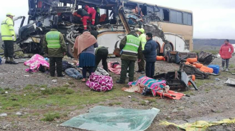 Imágenes del accidente ocurrido este sábado en la madrugada en la carretera Oruro-Potosí. Foto: R. B. E