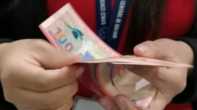 El color predominante del nuevo billete es el rojo. Foto: @BancoCentralBO.