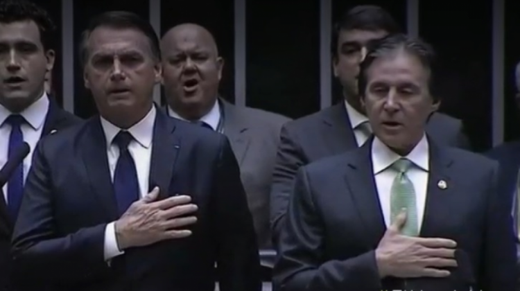Jair Bolsonaro en el acto de posesión, cantando el himno nacional del Brasil. Foto:Captura