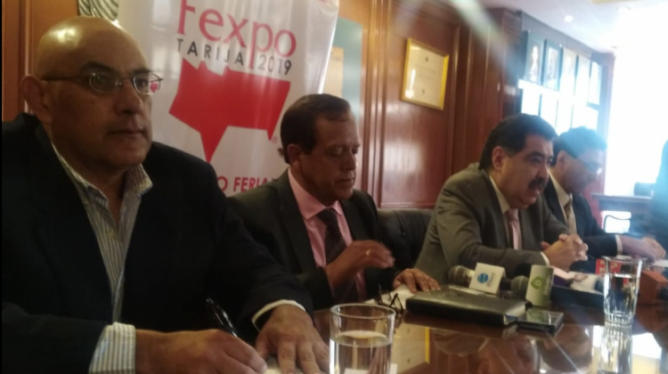 Horacio Villegas, presidente de la CNI (primero a la izquierda) junto a otros empresarios. Foto: Radio Andina