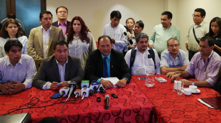 Representantes de los médicos y Gobierno en conferencia de prensa en Cochabamba. Foto: Ministerio de Salud.