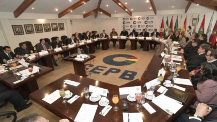 Diálogo del Gobierno y empresarios en instalaciones de la CEPB. Foto archivo ANF