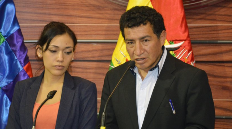 Adriana Salvatierra y Víctor Borda en rueda de prensa. Foto: Twitter Diputados