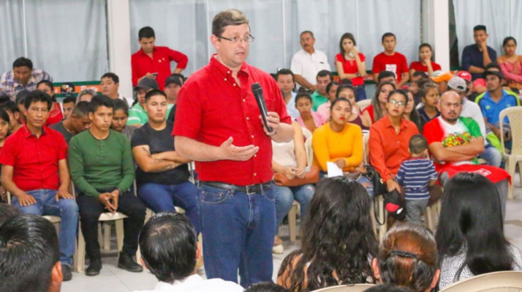 Ortiz en diálogo con los jóvenes. Foto: Bolivia Dice No.