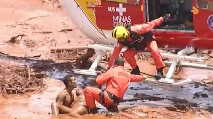 Bomberos rescatan a las víctimas. Foto: TV Record/Vía O Globo.