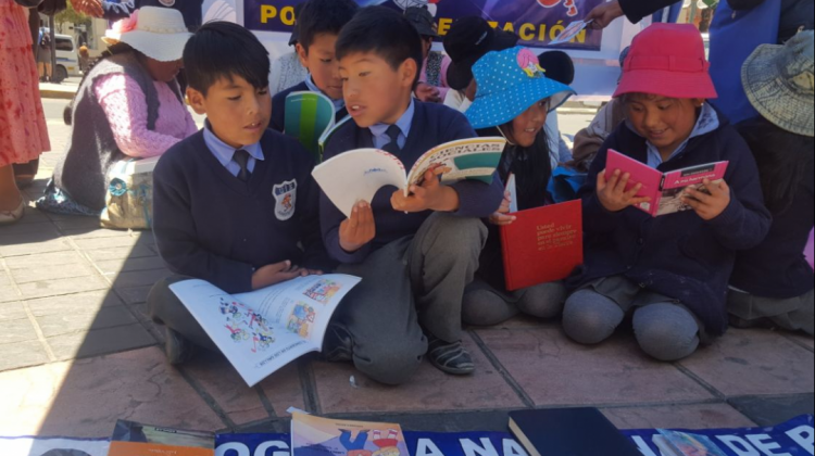 Estudiantes leen libros. Foto: ANF.
