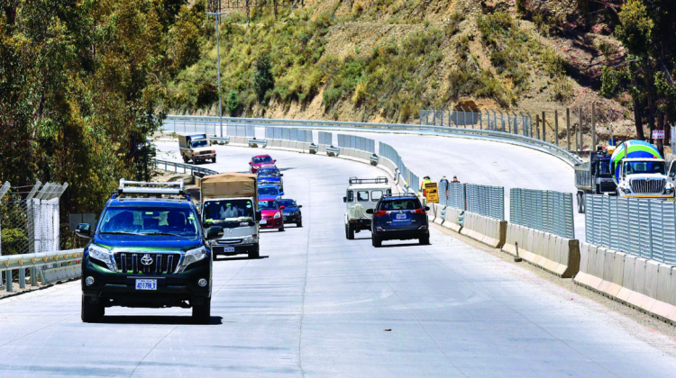 Autopista La Paz - El Alto. Foto: Página Siete