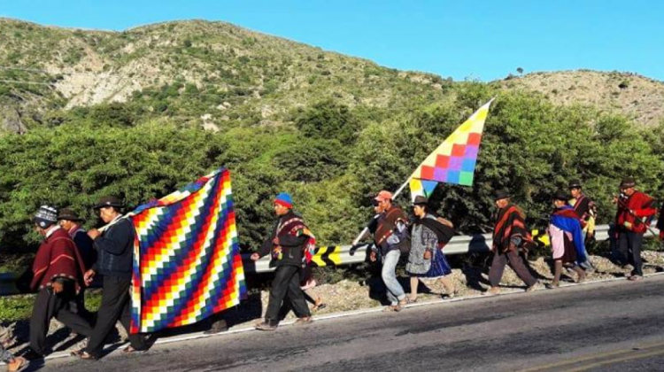 Marcha de qhara qharas de Sucre hacia La Paz. Foto: Cortesía