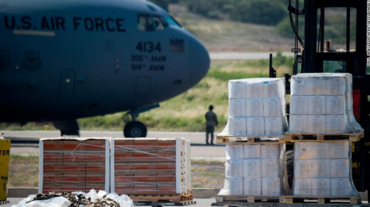 Alimentos y medicinas para Venezuela son descargados de un avión C-17 de la Fuerza Aérea estadounidense en el aeropuerto Camilo Daza de Cúcuta, Colombia.