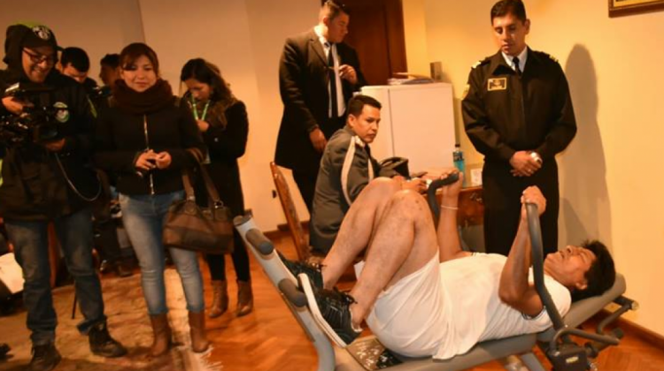 Morales realizando abdominales frente a los medios. Foto: ABI.