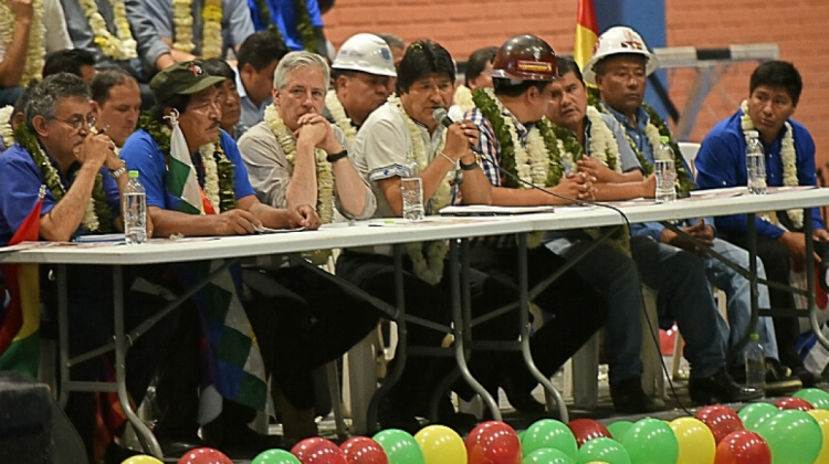 Presidente Evo Morales, autoridades y representantes de sectores sociales en el ampliado del MAS. Foto: ABI