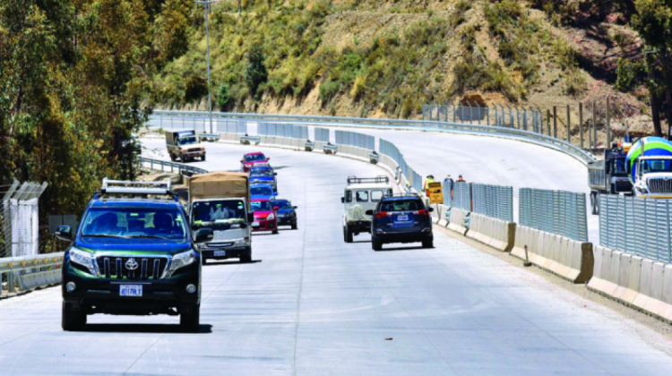 Circulación de vehículos en la autopista La Paz-El Alto. Foto: Página Siete