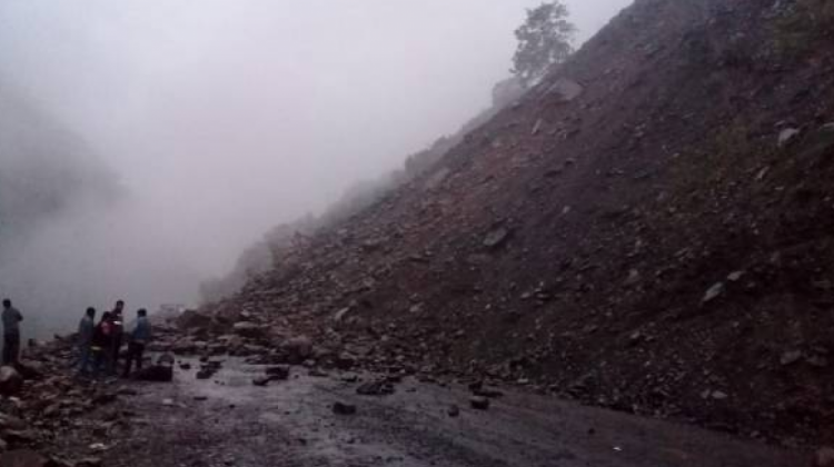 El deslizamiento en la carretera a Caranavi. Foto; ABC.