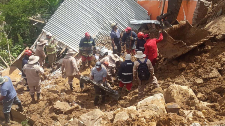 El deslizamiento en Cochabamba que sepultó a una mujer en su casa. Foto: Los Tiempos.