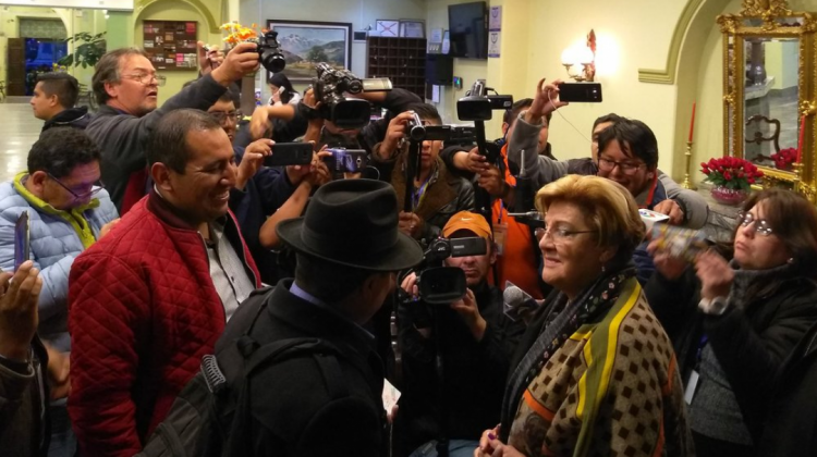 Los legisladores Santamaría y Quispe con la presidenta de la CIDH. Foto: ANF