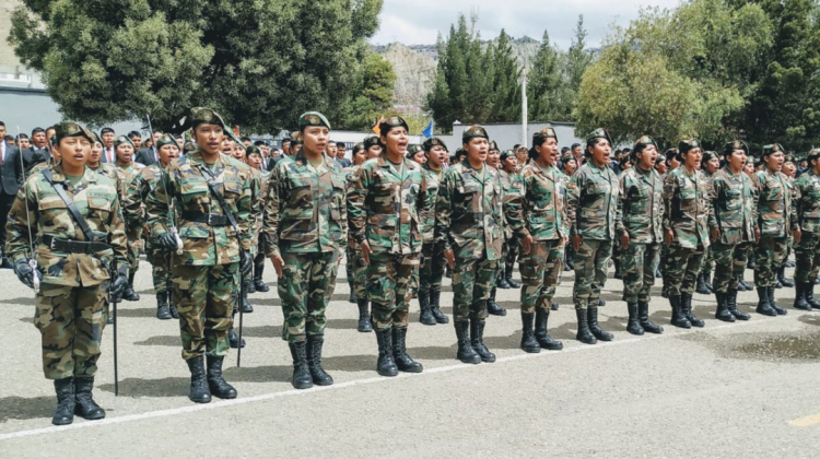Las jóvenes reservistas durante su acto de licenciamiento.  Foto: @evoespueblo.