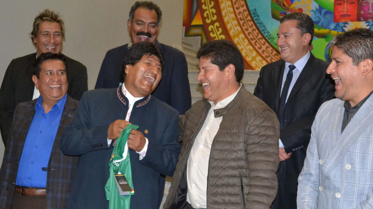 Evo Morales junto a dirigentes del fútbol bolivianos. Foto: ABI.