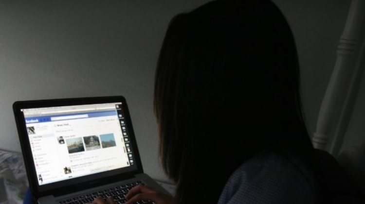 La denunciada usaba cuentas falsas de Facebook para desacreditar a sus víctimas. Foto ilustrativa: Internet.