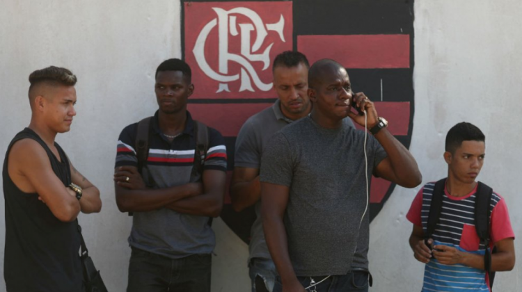 La gente espera información frente al centro de entrenamiento del club de fútbol Flamengo tras el incendio,. Foto: Reuters