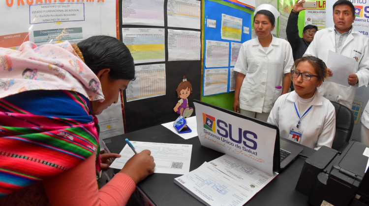 Una persona se registra al Sistema Único de Salud (SUS).  Foto de archivo: Radio Fides.