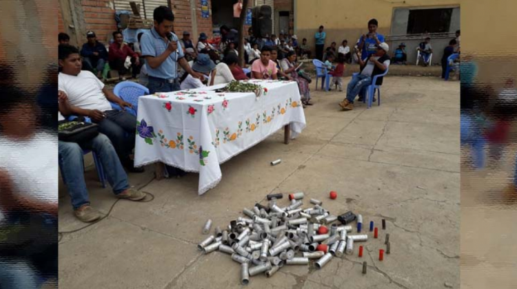 En el ampliado de Cofecay, realizado en la comunidad La Calzada, se mostraron los casquillos de las granadas de gas usadas en la intervención policial del jueves. Foto: FM Bolivia.