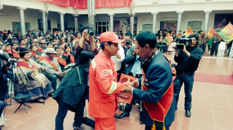 El rescatista recibe el reconocimiento especial. Foto: Policía Boliviana