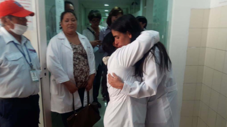 La ministra Montaño se reunió con padres de los niños con cáncer en Santa Cruz. Foto: Ministerio de Salud.