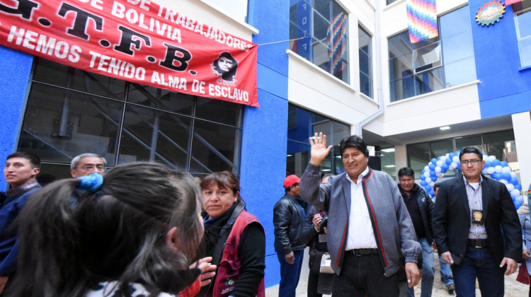 Recorrido del presidente Evo Morales en la inauguración de la sede social de los fabriles de Oruro. Foto: Abi