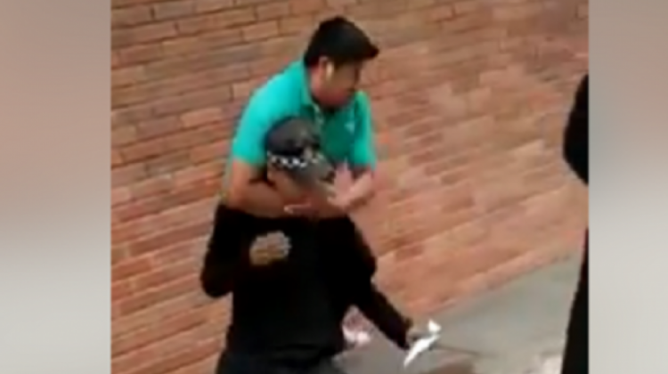 El agresor estrangula al funcionario municipal tras que remolcaran su moto.  Foto: Captura de pantalla