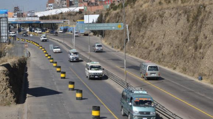 Los choferes pagan por el uso de la autopista La Paz-El Alto. Foto Internet