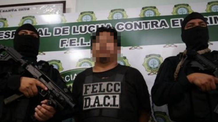 El principal acusado del triple asesinato fue presentado por la Policía en Santa Cruz. Foto: RRSS