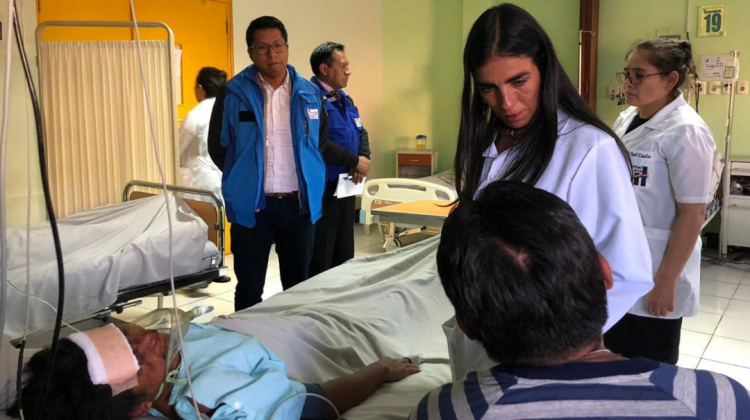 La ministra Gabriela Montaño visita a los heridos en el Hospital Arco Iris de La Paz. Foto: Ministerio de Salud.