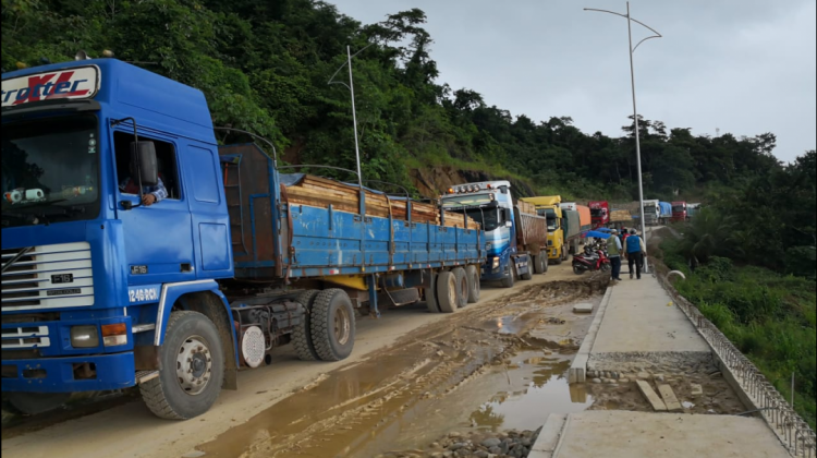 Camiones circulan entre Rurrenabaque y San Buenaventura. Foto: Daniel Robison