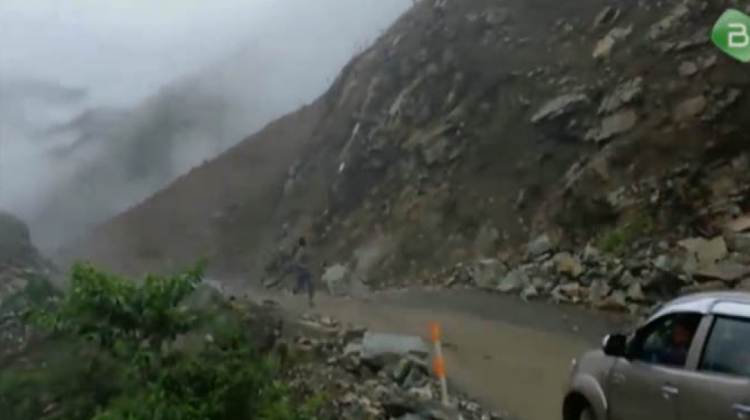 Captura de video cunado se desliza la tierra. Foto: Video Bolivia TV