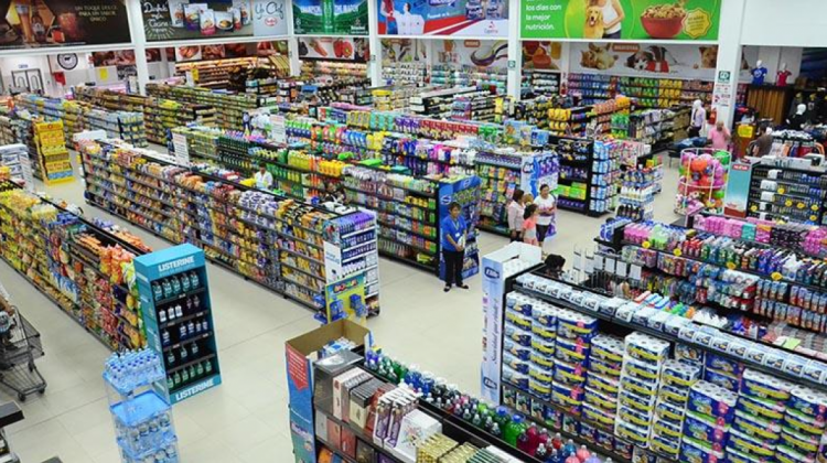 Supermercado abarrotado con artículos. Foto: LosTiempos