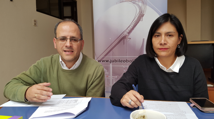 Raúl Velásquez y Sandra Sánchez, investigadores de Fundación Jubileo. Foto: ANF