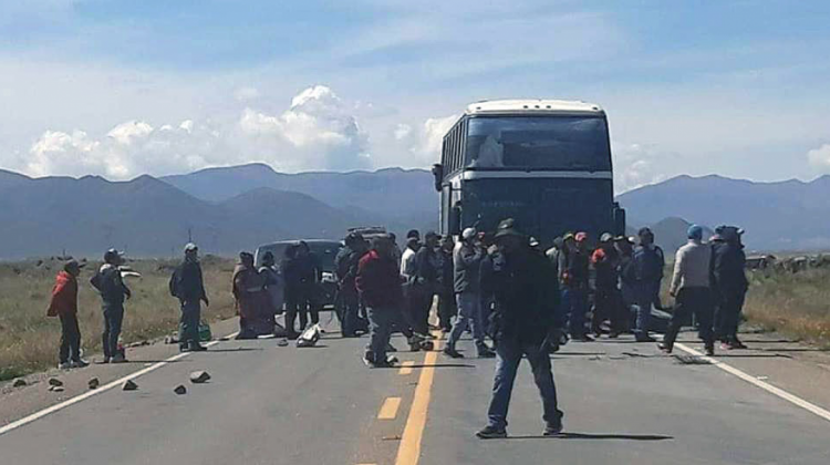 Bloqueo en la carretera a Huanuni. Foto: Facebook