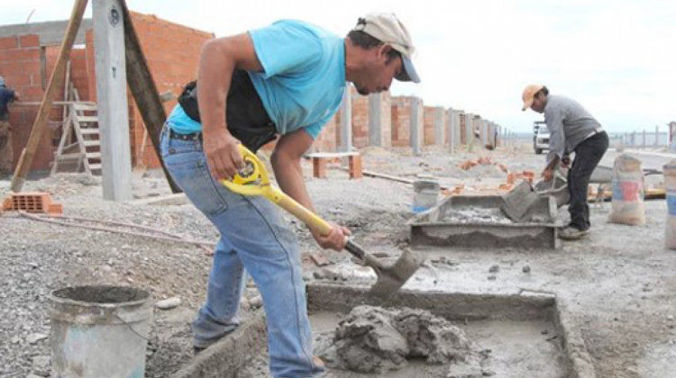 Un grupo de constructores durante una jornada laboral. Foto: La Prensa