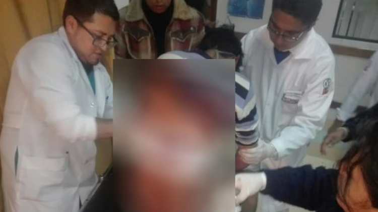 Médicos atienden a uno de los heridos en la balacera. Foto: Radio Fides