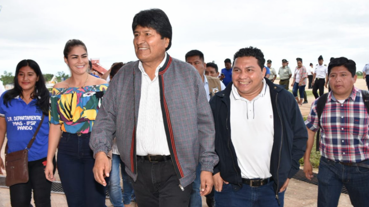 El presidente Evo Morales y el alcalde de Cobija, Luis Gatty Ribeiro en el barrio Castañal. Foto: Bolivia TV.